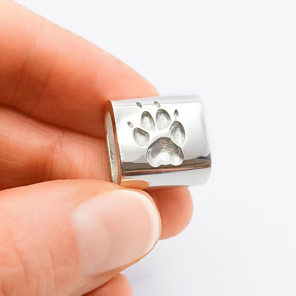 Personalisiertes Armband  mit Pfotenabdruck vom eigenem Hund silber auf Finger
